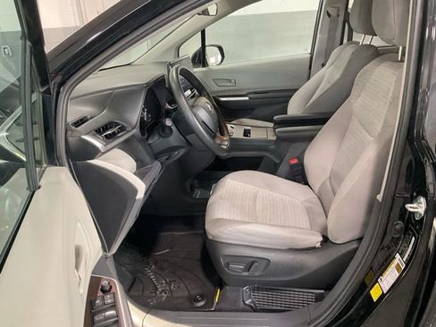 Used 2024 Toyota Sienna LE image 10