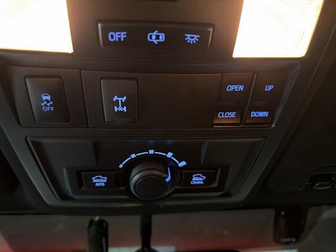 Used 2017 Toyota Tacoma TRD Off-Road image 18