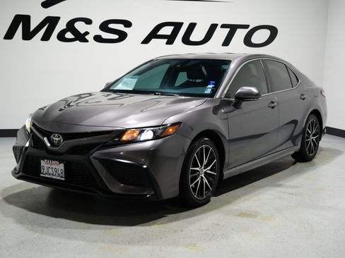 Used 2023 Toyota Camry SE image 2