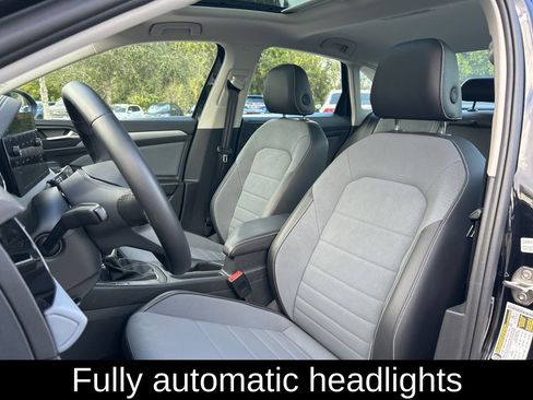 Used 2025 Volkswagen Jetta SE w/ Sunroof Package image 21