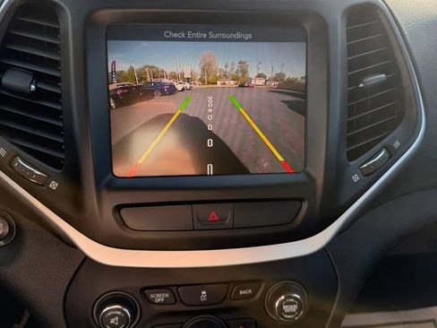 Used 2018 Jeep Cherokee Latitude Plus image 14