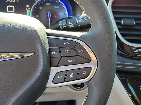 Used 2024 Chrysler Pacifica Limited w/ Uconnect Theater Family Group FWD image 24