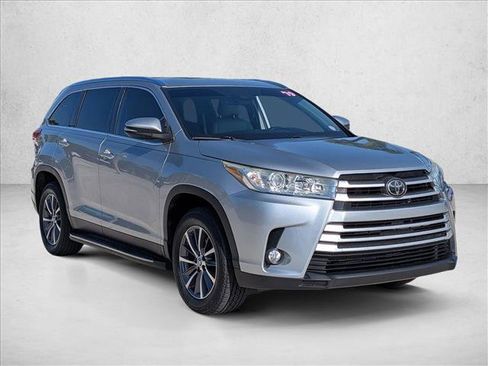 Used 2019 Toyota Highlander XLE FWD image 3