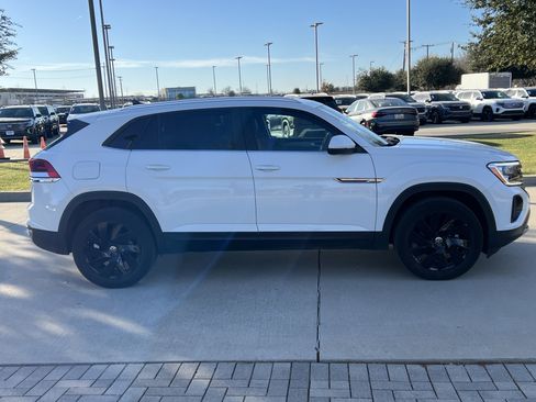 Certified 2025 Volkswagen Atlas Cross Sport SE w/ Panoramic Sunroof Package image 11