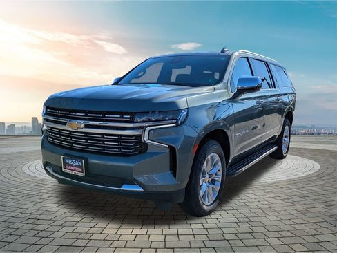 Used 2023 Chevrolet Suburban Premier image 10
