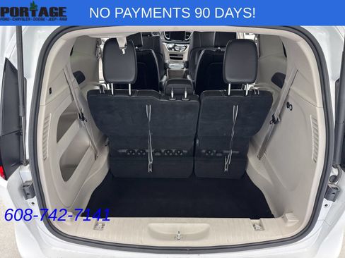 Used 2023 Chrysler Pacifica Touring-L FWD image 39