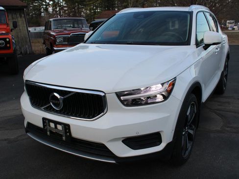 Used 2019 Volvo XC40 T5 Momentum image 2