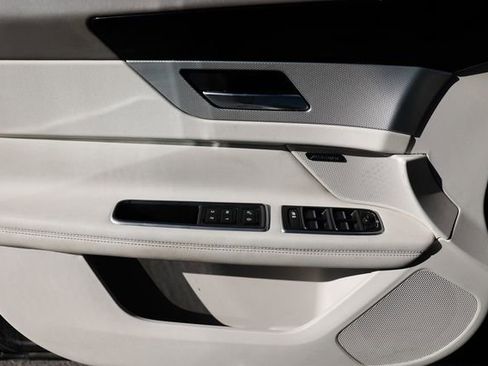 Used 2017 Jaguar XF Prestige image 45