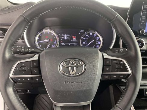 Used 2022 Toyota Highlander XLE image 16