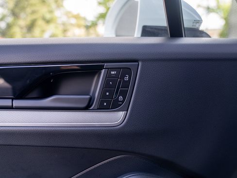 Certified 2026 Porsche Cayenne E-Hybrid Coupe AWD/4WD image 19