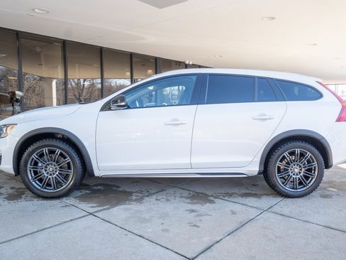 Used 2018 Volvo V60 T5 Cross Country w/ Convenience Package image 4