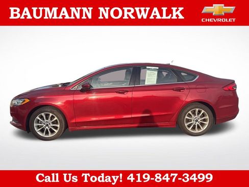 Used 2017 Ford Fusion SE w/ Fusion SE Technology Package FWD image 3
