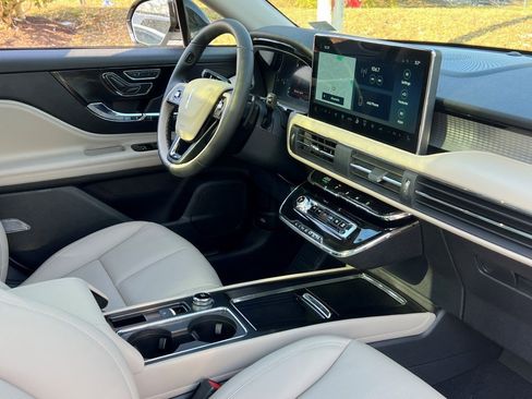 New 2026 Lincoln Corsair Premiere image 9