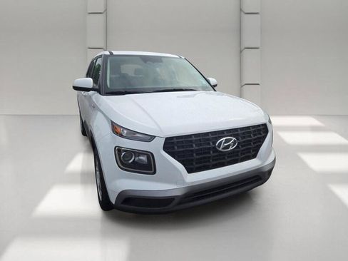 Used 2024 Hyundai Venue SE FWD image 3