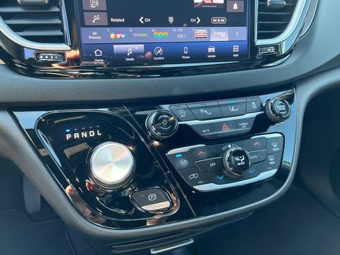 Used 2025 Chrysler Pacifica Select FWD image 20