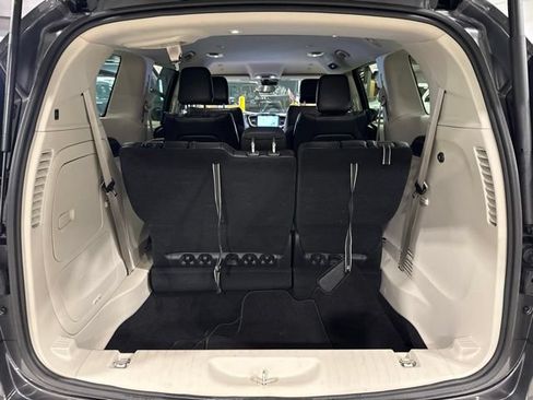 Used 2023 Chrysler Pacifica Touring-L FWD image 36