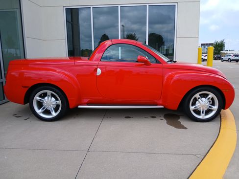 Used 2004 Chevrolet SSR w/ Preferred Equipment Group RWD image 6