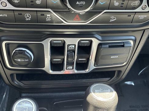 Used 2021 Jeep Wrangler Unlimited Sahara w/ Cold Weather Group AWD/4WD image 32