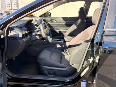 Used 2024 Nissan Altima 2.5 SV FWD image 12