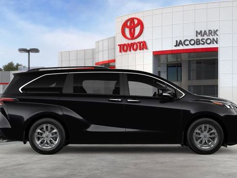 New 2026 Toyota Sienna XLE image 12