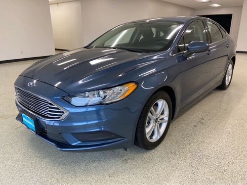 Used 2018 Ford Fusion SE w/ Fusion SE Technology Package image 2
