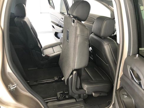 Used 2023 GMC Acadia SLT w/ Technology Package image 17