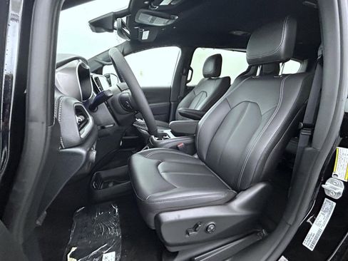 New 2026 Chrysler Pacifica Select image 10