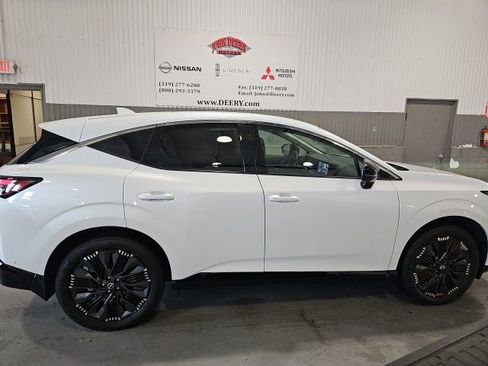 Certified 2025 Nissan Murano Platinum w/ Cargo Package AWD/4WD image 2