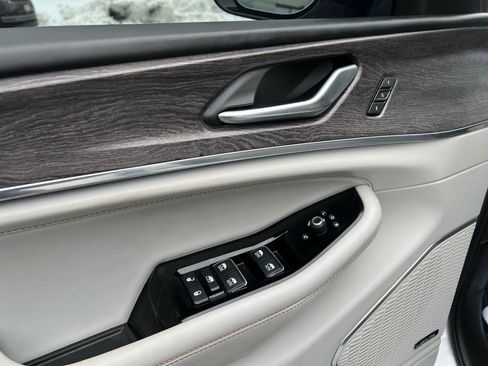 Used 2023 Jeep Grand Cherokee Overland image 10