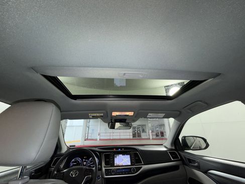 Used 2019 Toyota Highlander XLE image 24