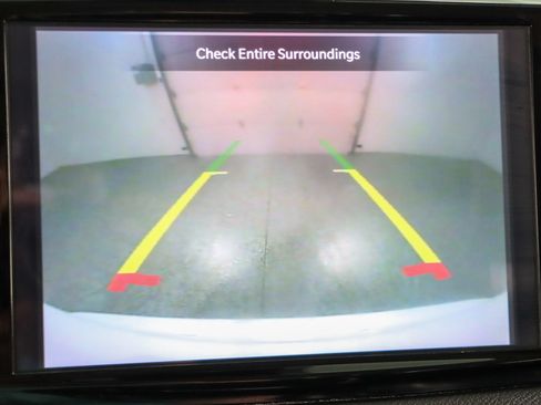 Used 2023 Chrysler Pacifica Touring-L FWD image 19