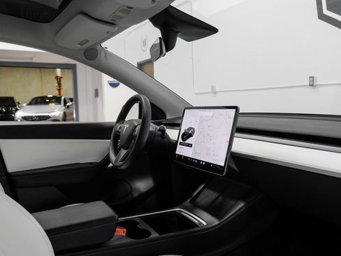 Used 2021 Tesla Model Y Long Range image 31