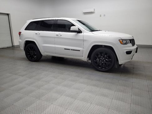 Used 2018 Jeep Grand Cherokee Altitude RWD image 11
