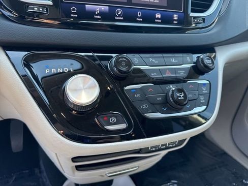 Used 2023 Chrysler Pacifica Touring-L FWD image 27