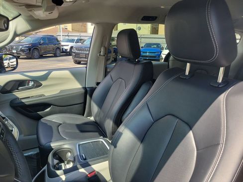 Certified 2024 Chrysler Pacifica Limited FWD image 18