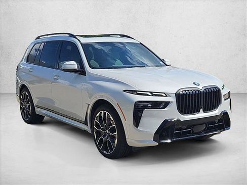 Used 2025 BMW X7 xDrive40i w/ M Sport Package AWD/4WD image 3