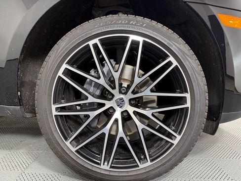 Certified 2025 Porsche Macan Base image 14