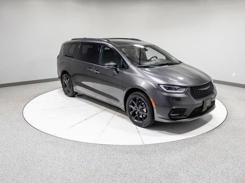 Used 2023 Chrysler Pacifica Touring-L w/ S Appearance Package image 30