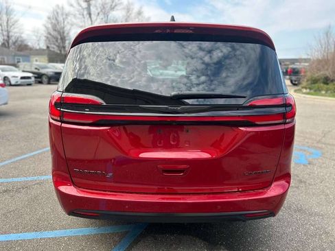 Used 2025 Chrysler Pacifica Limited image 6