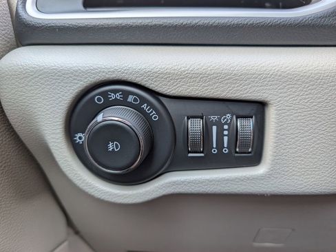 Used 2024 Chrysler Pacifica Touring-L image 35