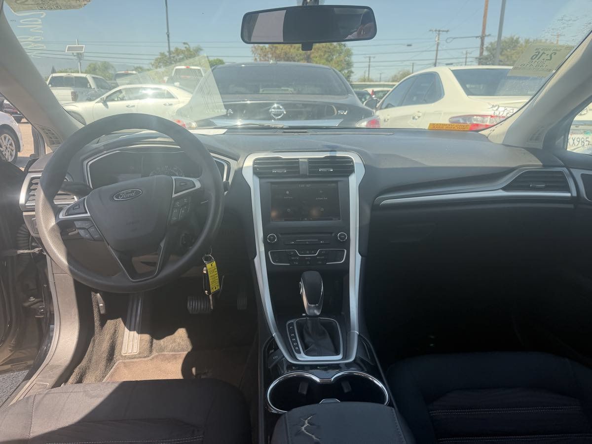 Used 2016 Ford Fusion SE FWD image 9