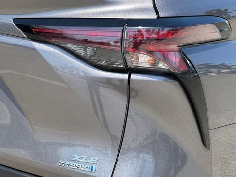 Used 2024 Toyota Sienna XLE w/ XLE Plus Package FWD image 30