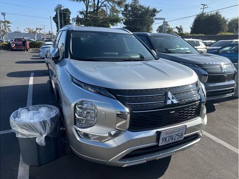 Used 2023 Mitsubishi Outlander SEL image 2