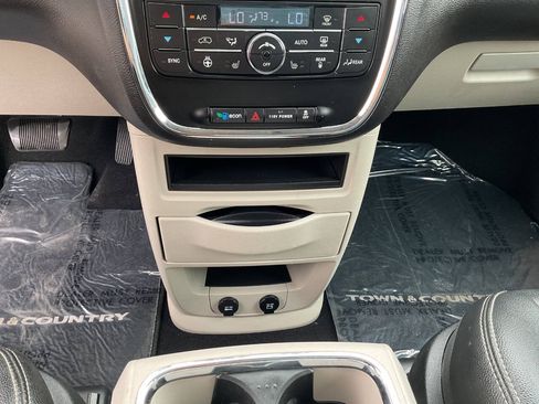 Used 2015 Chrysler Town & Country Touring w/ Driver Convenience Group FWD image 24