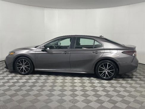 Used 2022 Toyota Camry SE w/ Cold Weather Package FWD image 4