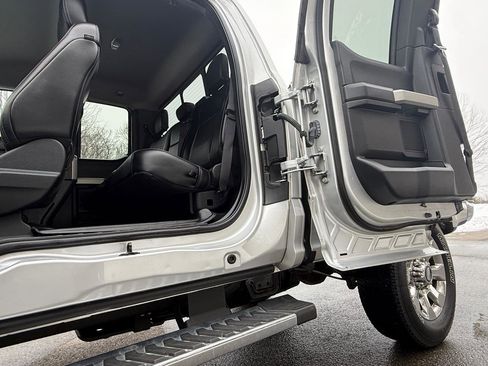 Used 2019 Ford F250 Lariat w/ Chrome Package image 24