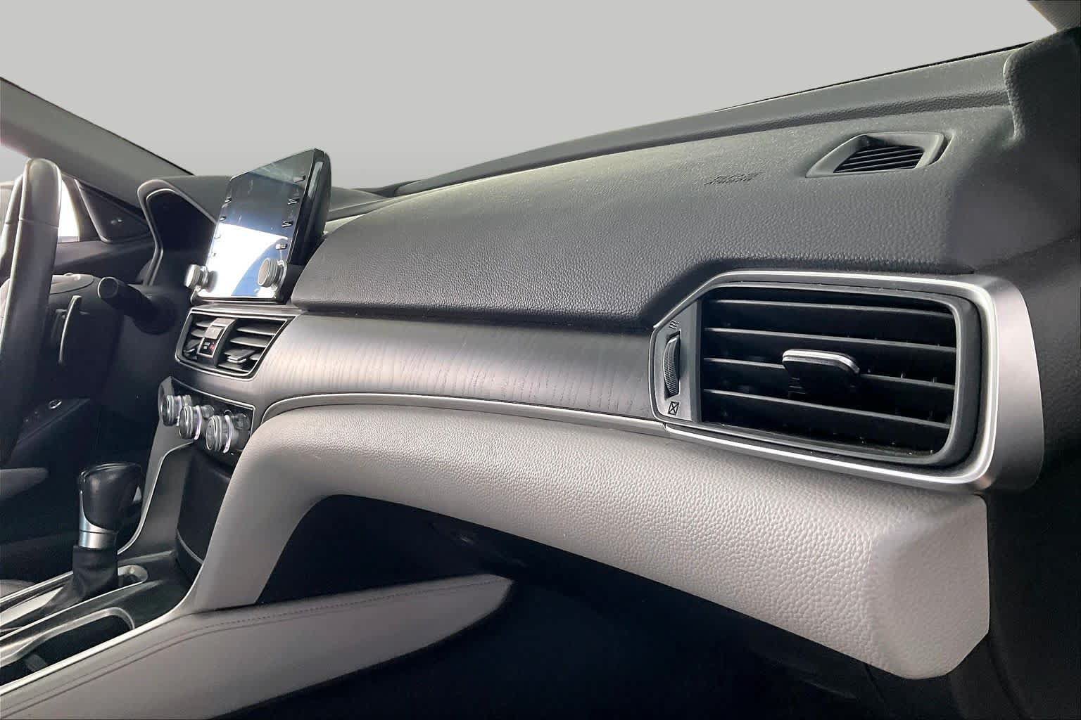Used 2018 Honda Accord Touring image 18