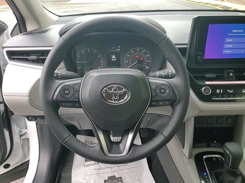 Used 2025 Toyota Corolla Cross LE image 13