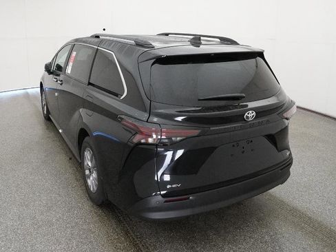 New 2026 Toyota Sienna XLE image 16