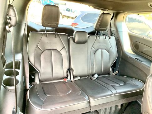 Used 2025 Chrysler Pacifica Limited FWD image 26